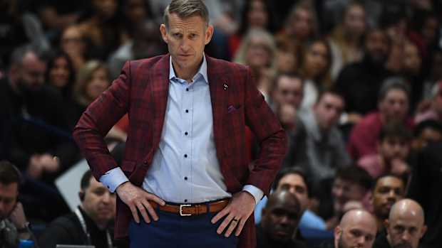 Alabama Crimson Tide head coach Nate Oats looks on from the sideline during the second half against the Florida Gators at Bridgestone Arena.